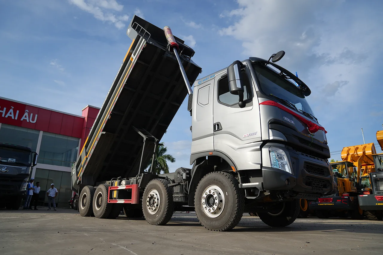 XE TẢI BEN 4 CHÂN CHENGLONG H7 8x4 350HP - THÙNG U - CẦU DẦU